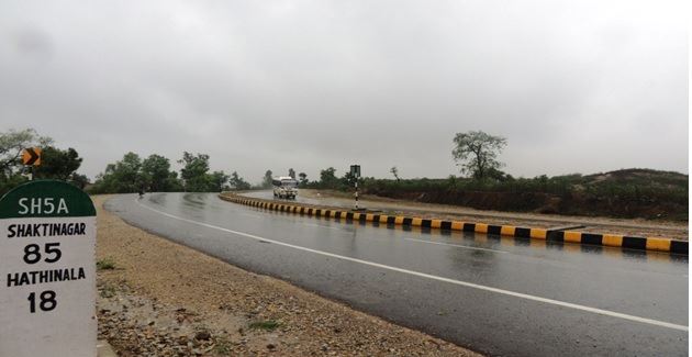 उपशा द्वारा प्रदेश में निर्मित राज्य राजमार्ग व उन पर स्थित आधुनिक सुविधाओं से सुसज्जित टोल प्लाज़ा की एक झलक / A glimpse of State Highways with modern toll plaza in the state constructed by UPSHA 