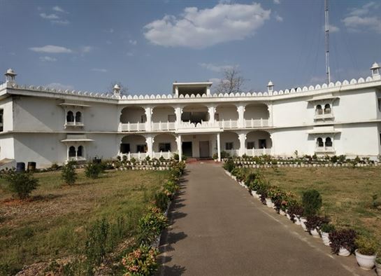 उपशा द्वारा प्रदेश में निर्मित राज्य राजमार्ग व उन पर स्थित आधुनिक सुविधाओं से सुसज्जित टोल प्लाज़ा की एक झलक / A glimpse of State Highways with modern toll plaza in the state constructed by UPSHA 