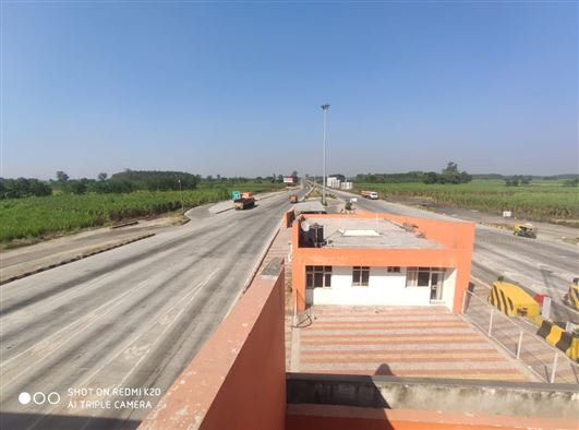 उपशा द्वारा प्रदेश में निर्मित राज्य राजमार्ग व उन पर स्थित आधुनिक सुविधाओं से सुसज्जित टोल प्लाज़ा की एक झलक / A glimpse of State Highways with modern toll plaza in the state constructed by UPSHA 